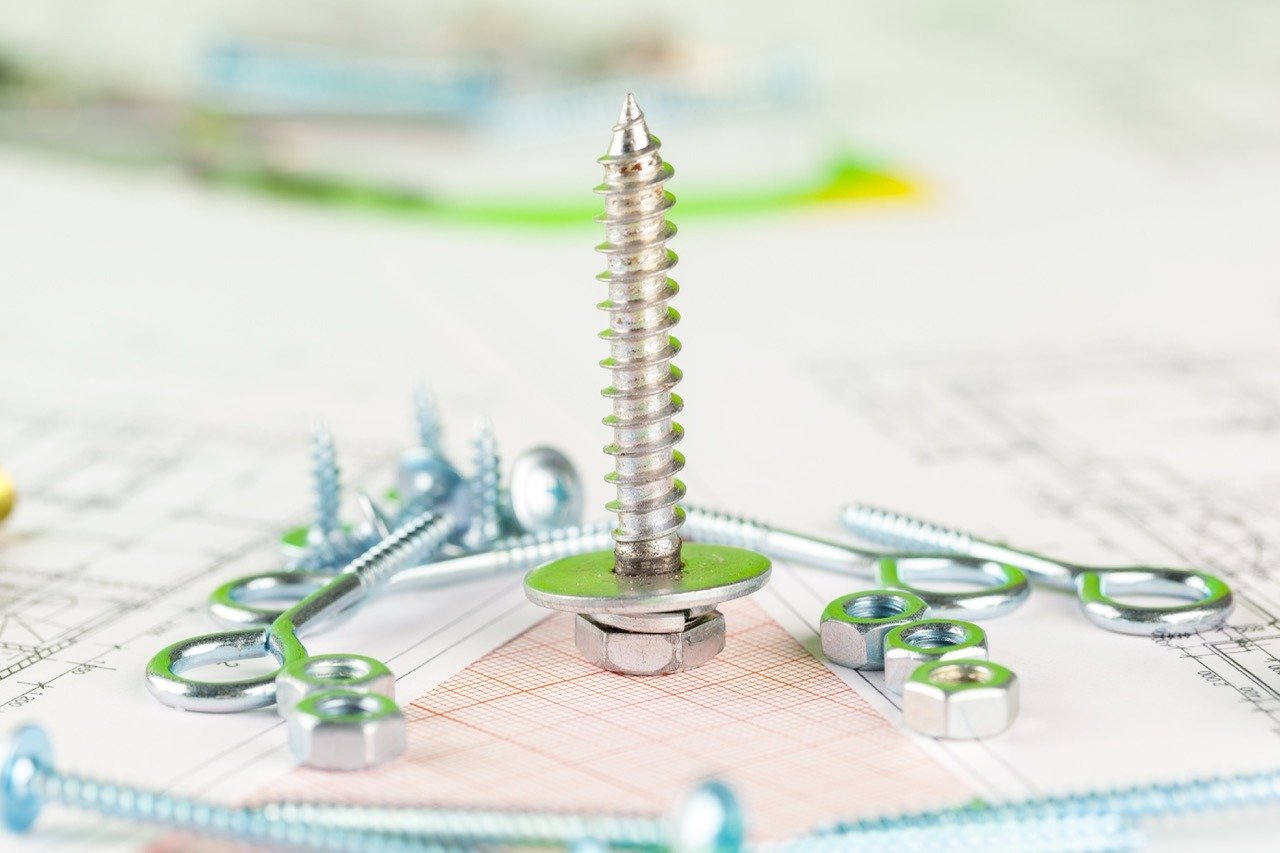 The Differences Between Bolts and Screws: Historical Development and Technical Details